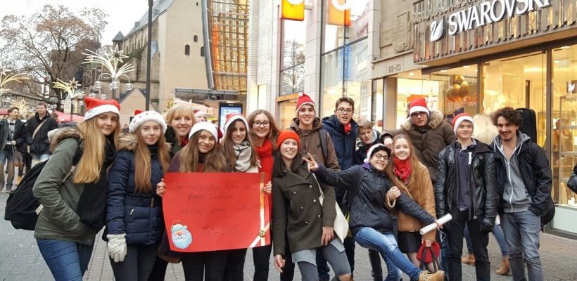 Der Q1-Chor wünscht frohe Weihnachten – und sich einen tollen Abiball…
