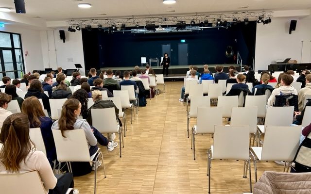 US-Generalkonsulin Pauline A. Kao besucht das Georg-Büchner-Gymnasium